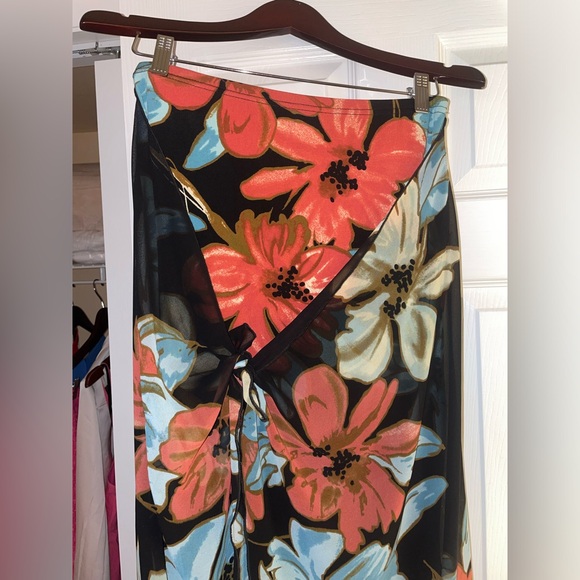 Joseph Ribkoff Dresses & Skirts - Joseph Ribkoff black floaty skirt size US 4 / 6 medium